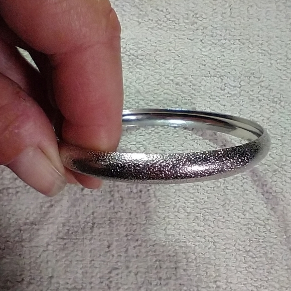 Silvertone textured bangle bracelet - Picture 4 of 4